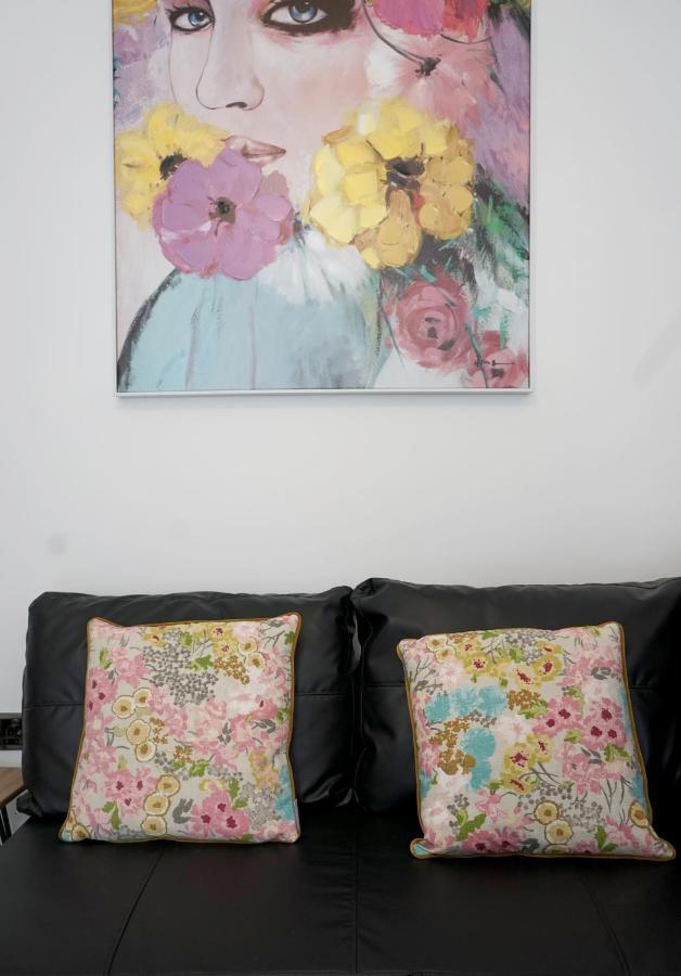 Luxury London Garden Home Sleep 7, 2 Mins To Metro المظهر الخارجي الصورة