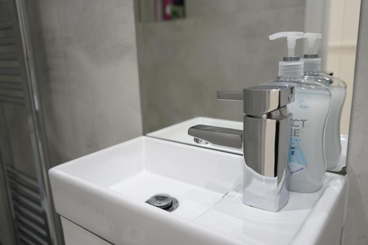 Luxury London Garden Home Sleep 7, 2 Mins To Metro المظهر الخارجي الصورة