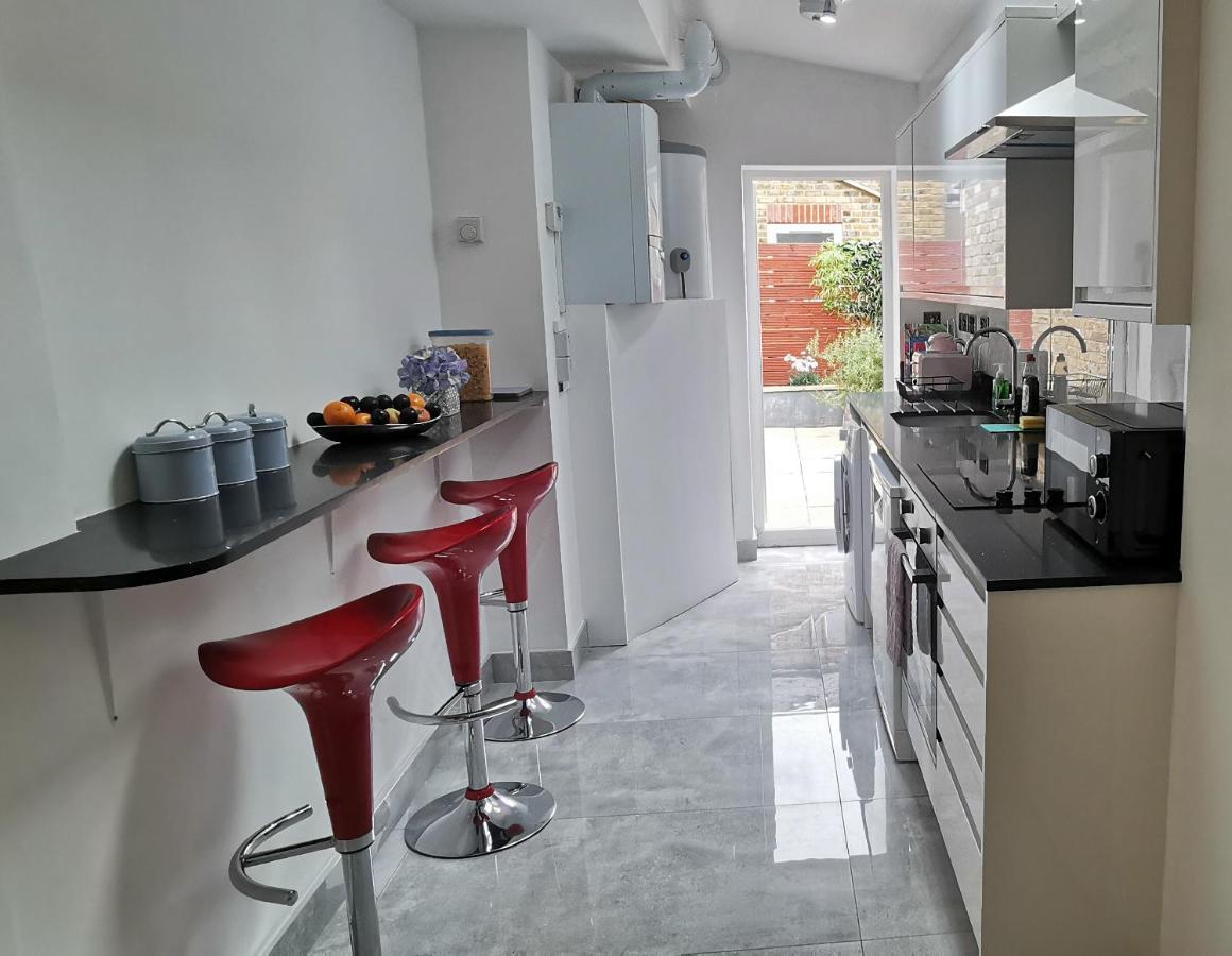 Luxury London Garden Home Sleep 7, 2 Mins To Metro المظهر الخارجي الصورة