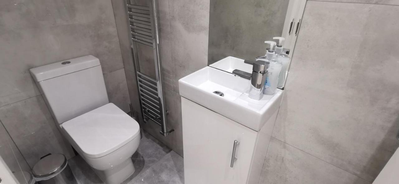 Luxury London Garden Home Sleep 7, 2 Mins To Metro المظهر الخارجي الصورة